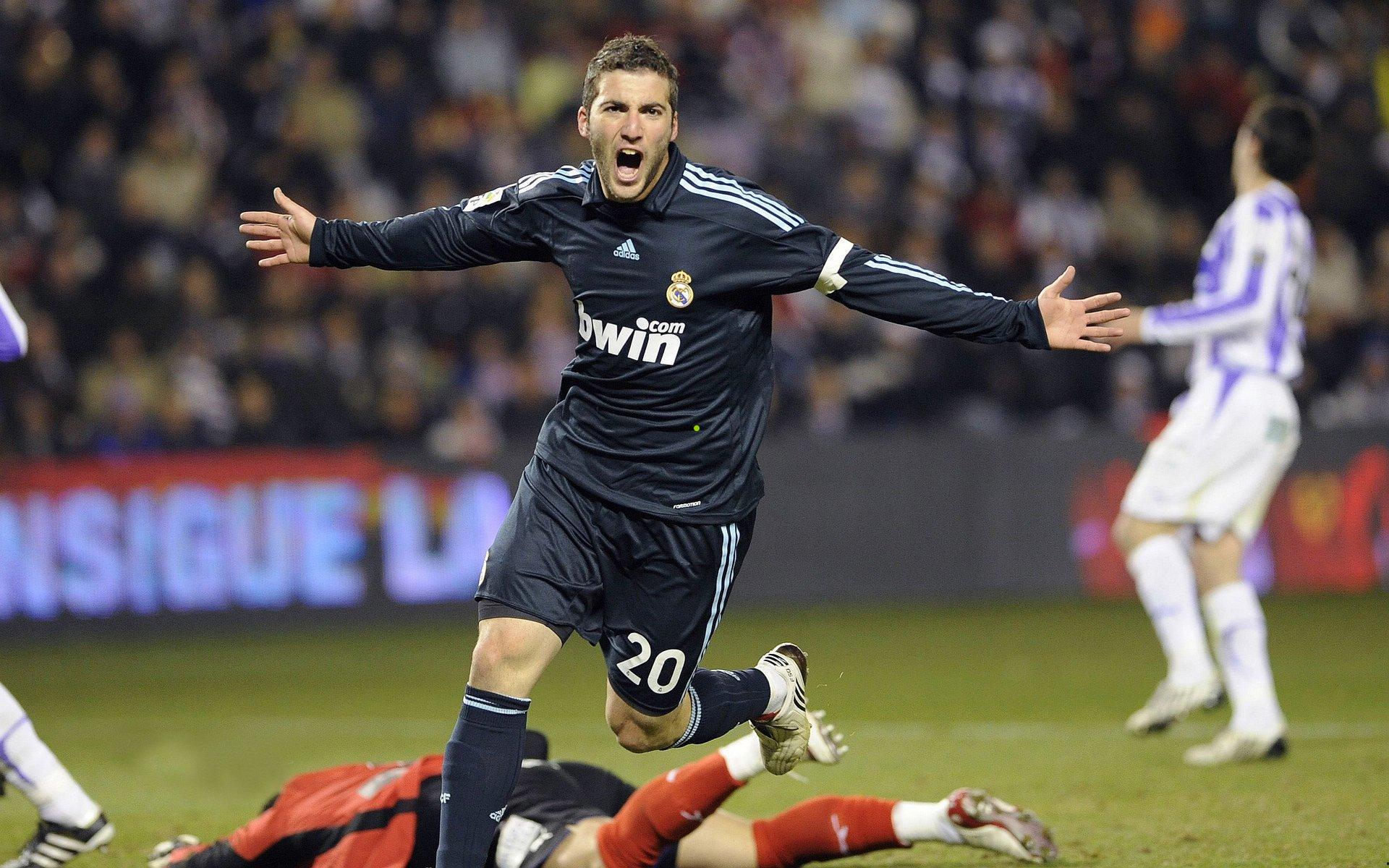 发布会成国足主帅魔咒？里皮、高洪波、李铁先后辞职背后的舆论漩涡与体制之困