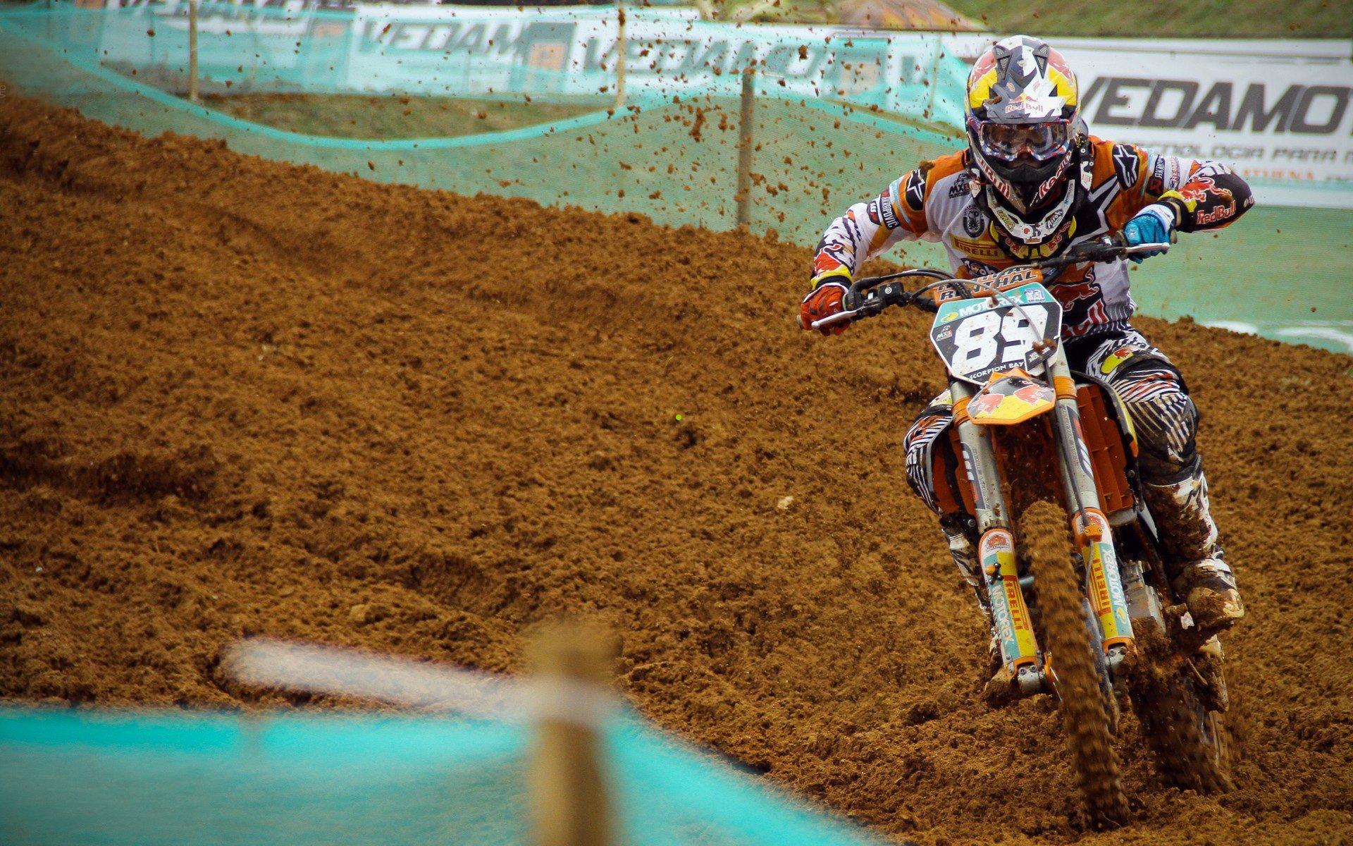 詹姆斯快攻一打三挑篮建功砍14分，湖人半场仍落后马刺21分